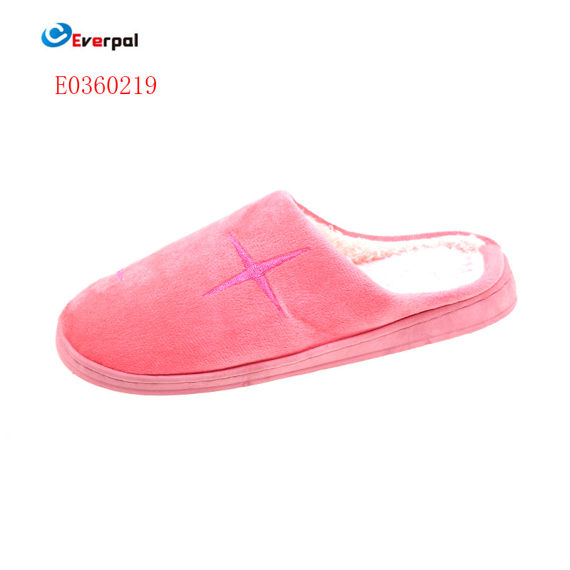 fuzzy slippers vs. ပုံမှန်ဖိနပ်များ: နှစ်သိမ့်ရွေးချယ်မှုအောင်