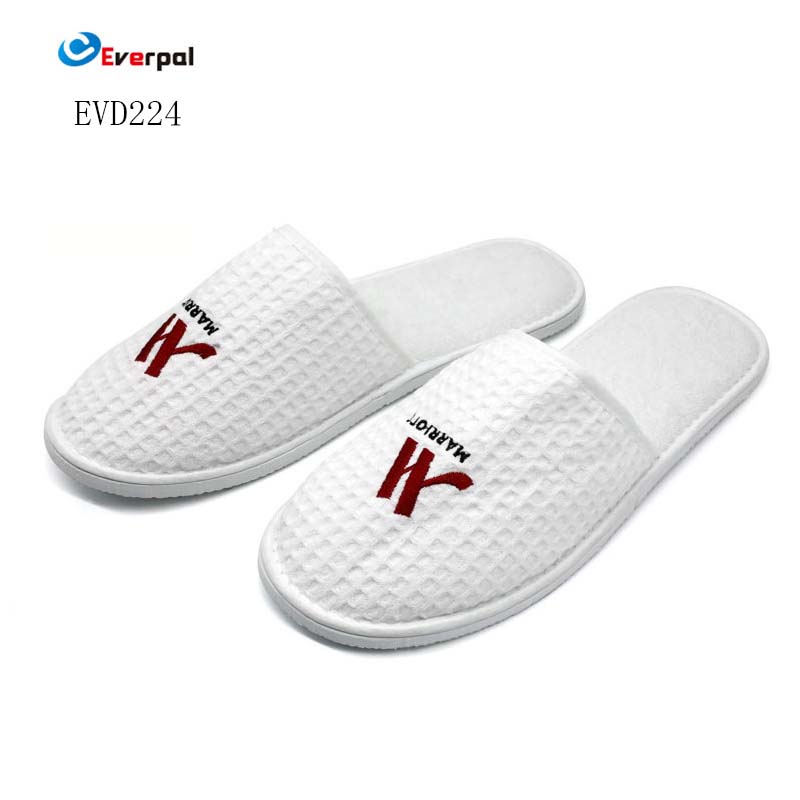 Unisex Waffle Slippers သည် အဘယ်ကြောင့် အိမ်ထောင်စုတိုင်းအတွက် မရှိမဖြစ်လိုအပ်သနည်း။