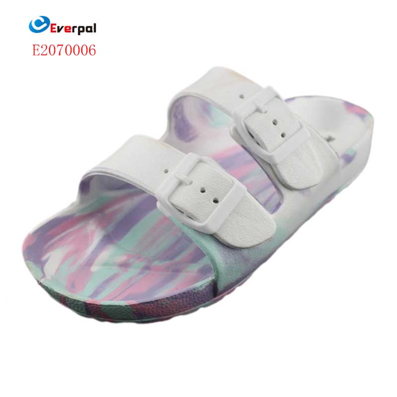 Camouflage Slide Sandals သည် ဆယ်ကျော်သက်များအတွက် ပြီးပြည့်စုံသော ရွေးချယ်မှုဖြစ်သနည်း။