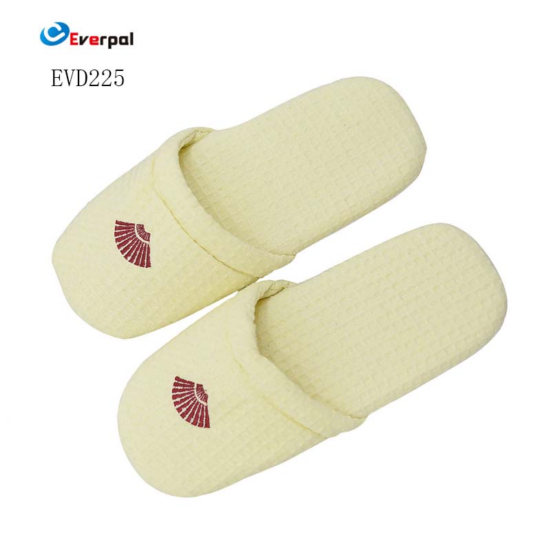 သက်တောင့်သက်သာရှိသော Indoor ဖိနပ်များအတွက် မရှိမဖြစ် ရိုးရှင်းသော Waffle ဖိနပ်များ ဘာကြောင့် ရွေးချယ်မှုဖြစ်လာသနည်း။