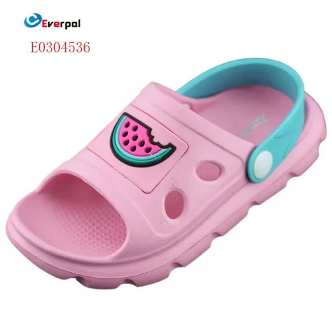 ကလေးများသည် ရွှံ့ကစားရန်အတွက် Toe Garden Clogs ကိုဖွင့်သည်။